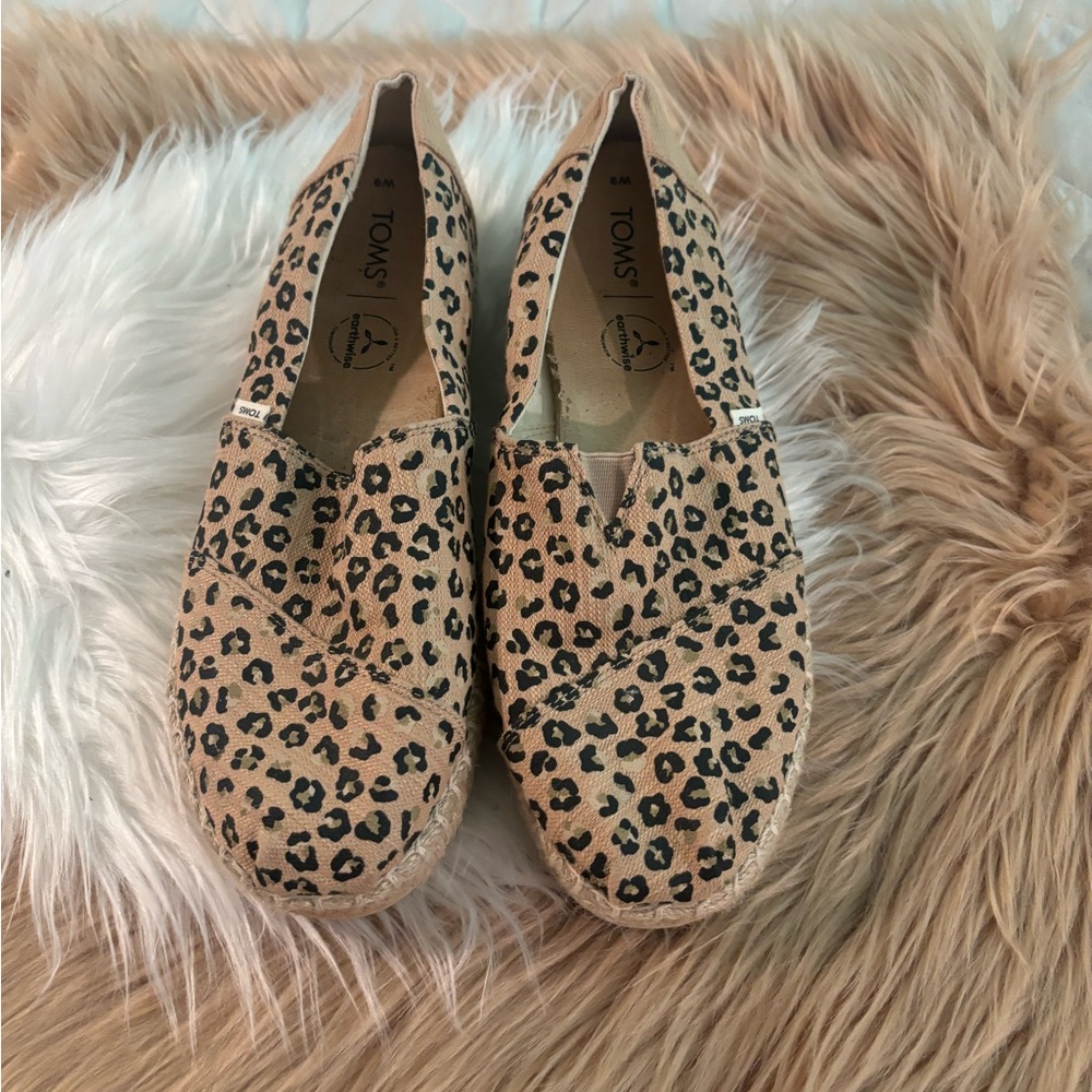 TOMS WOMENS CHEETAH SHOE.